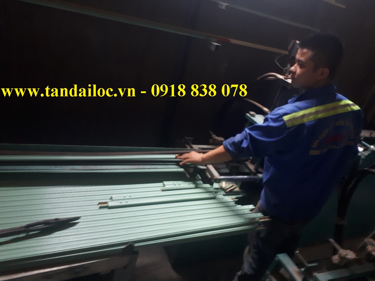 Máy sản xuất U cửa kéo đài loan